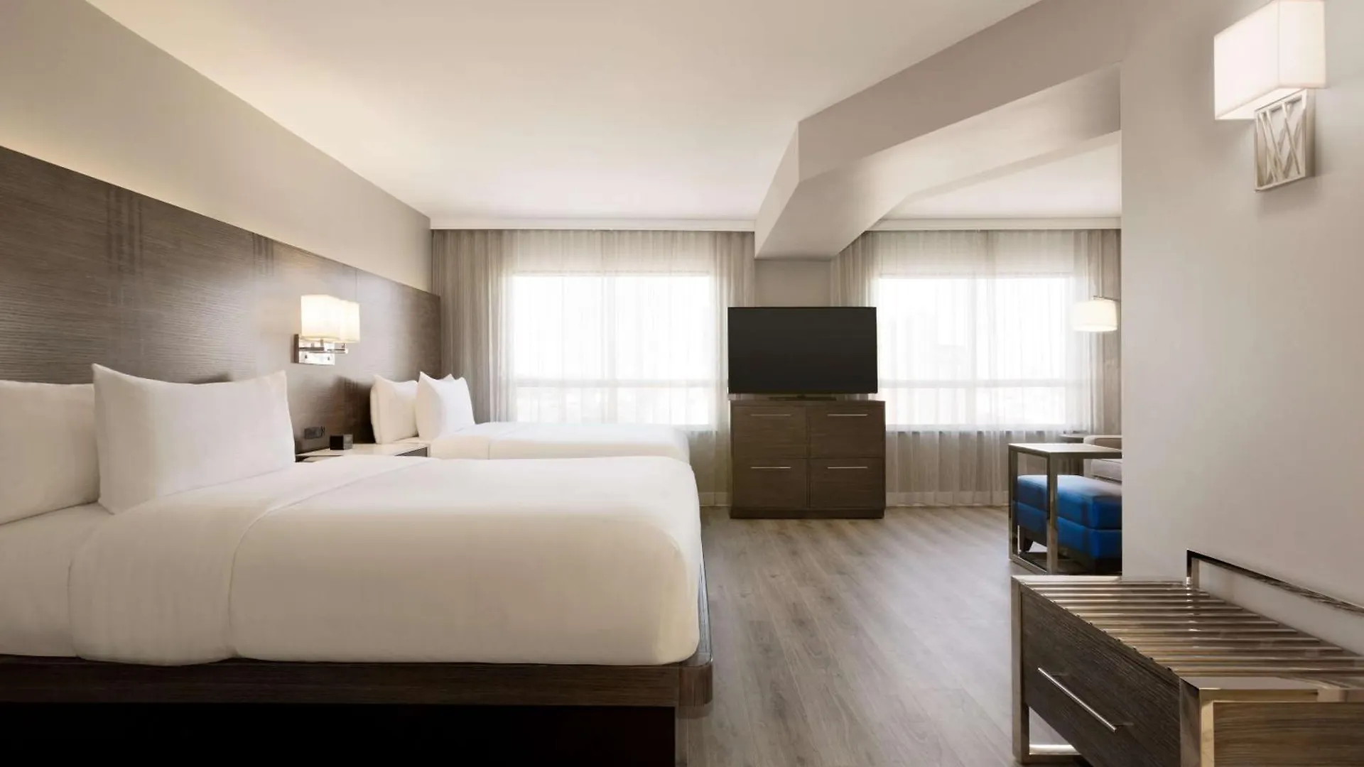 Hotel Embassy Suites By Hilton Toronto Airport