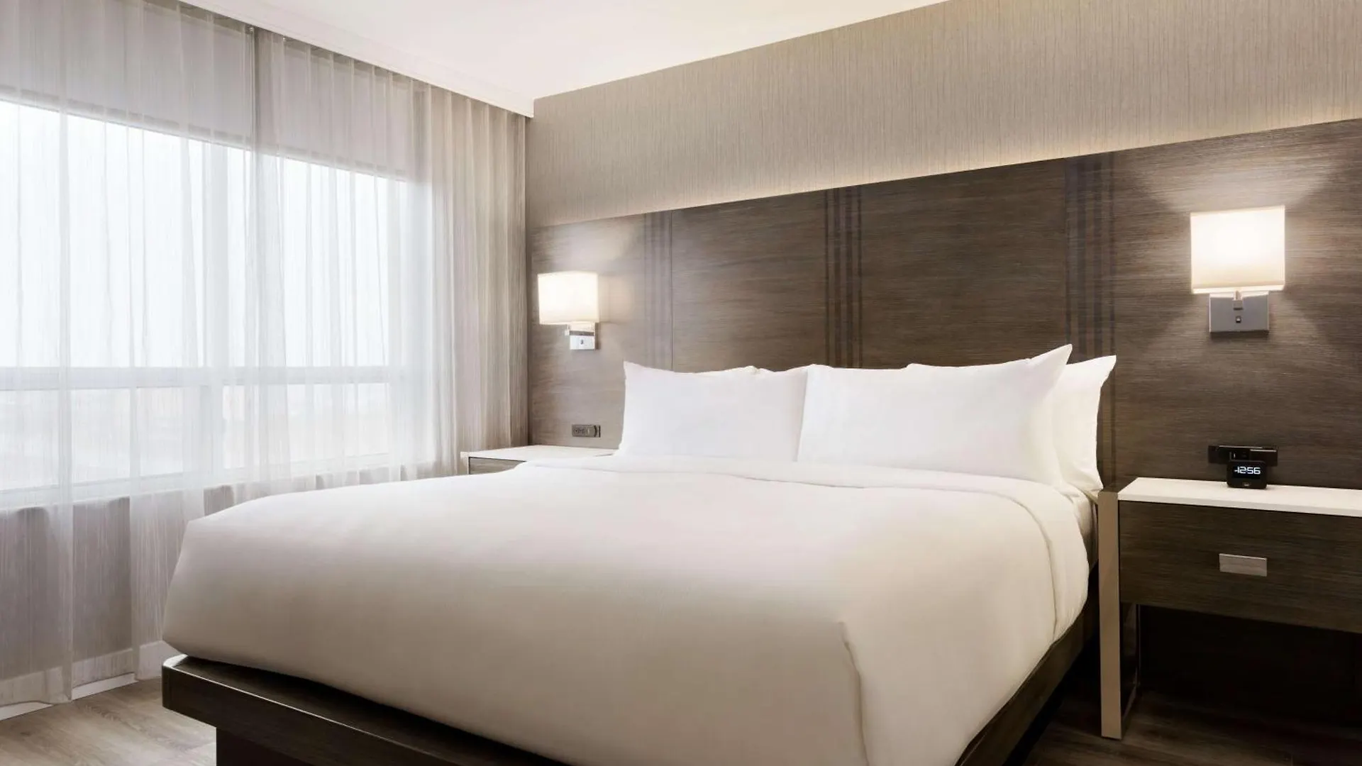 Hotel Embassy Suites By Hilton Toronto Airport