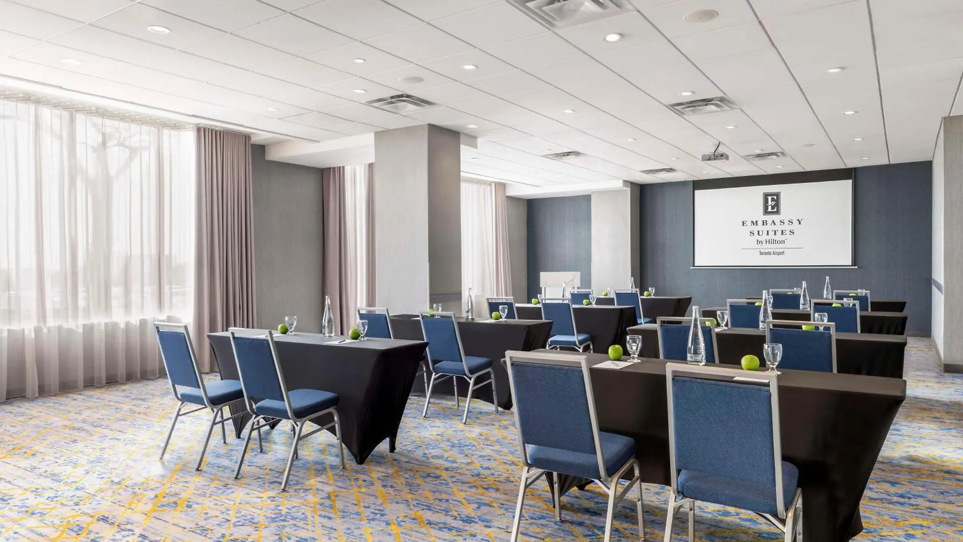 Embassy Suites By Hilton Toronto Airport 4*,