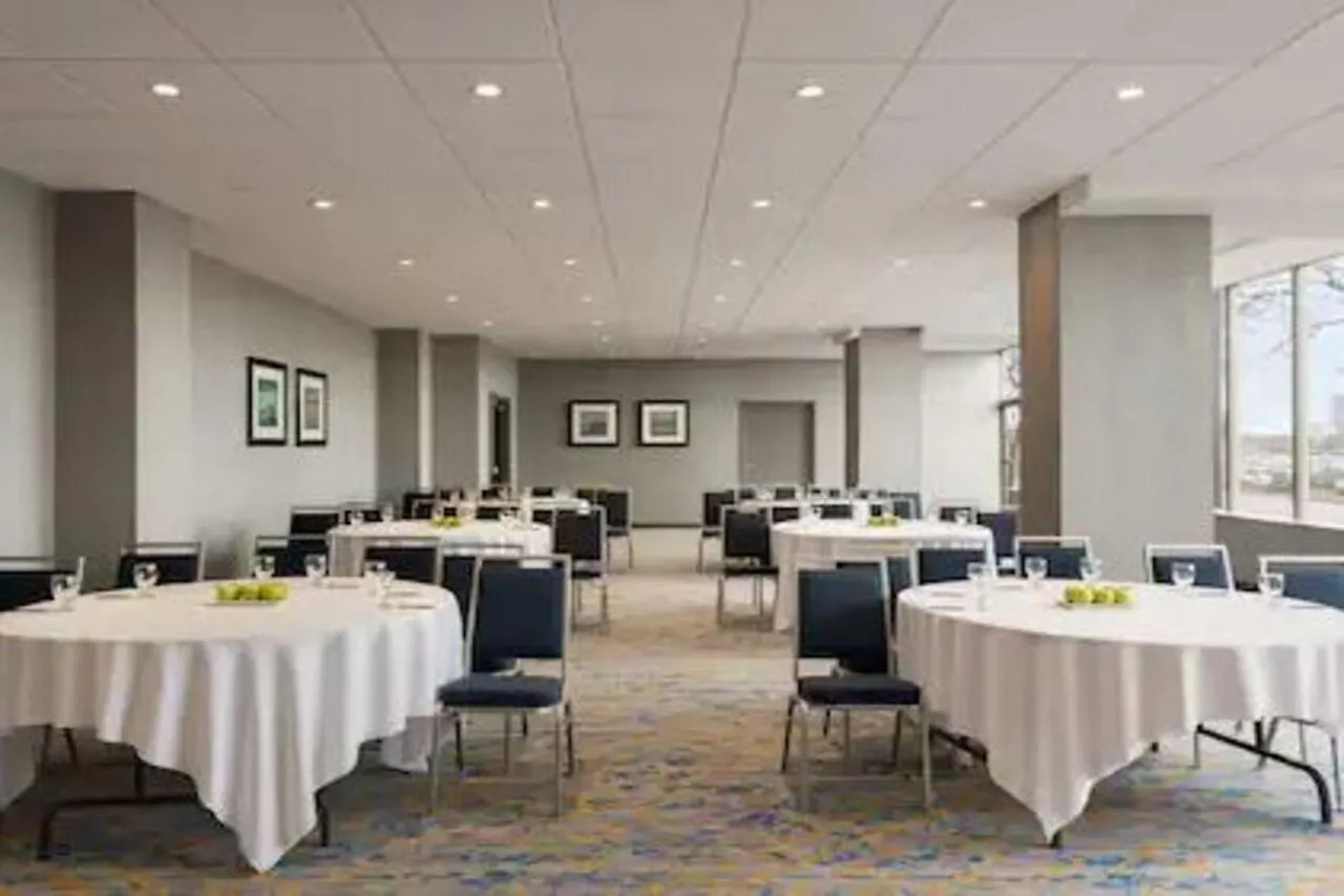 Embassy Suites By Hilton Toronto Airport 4*,  Canada
