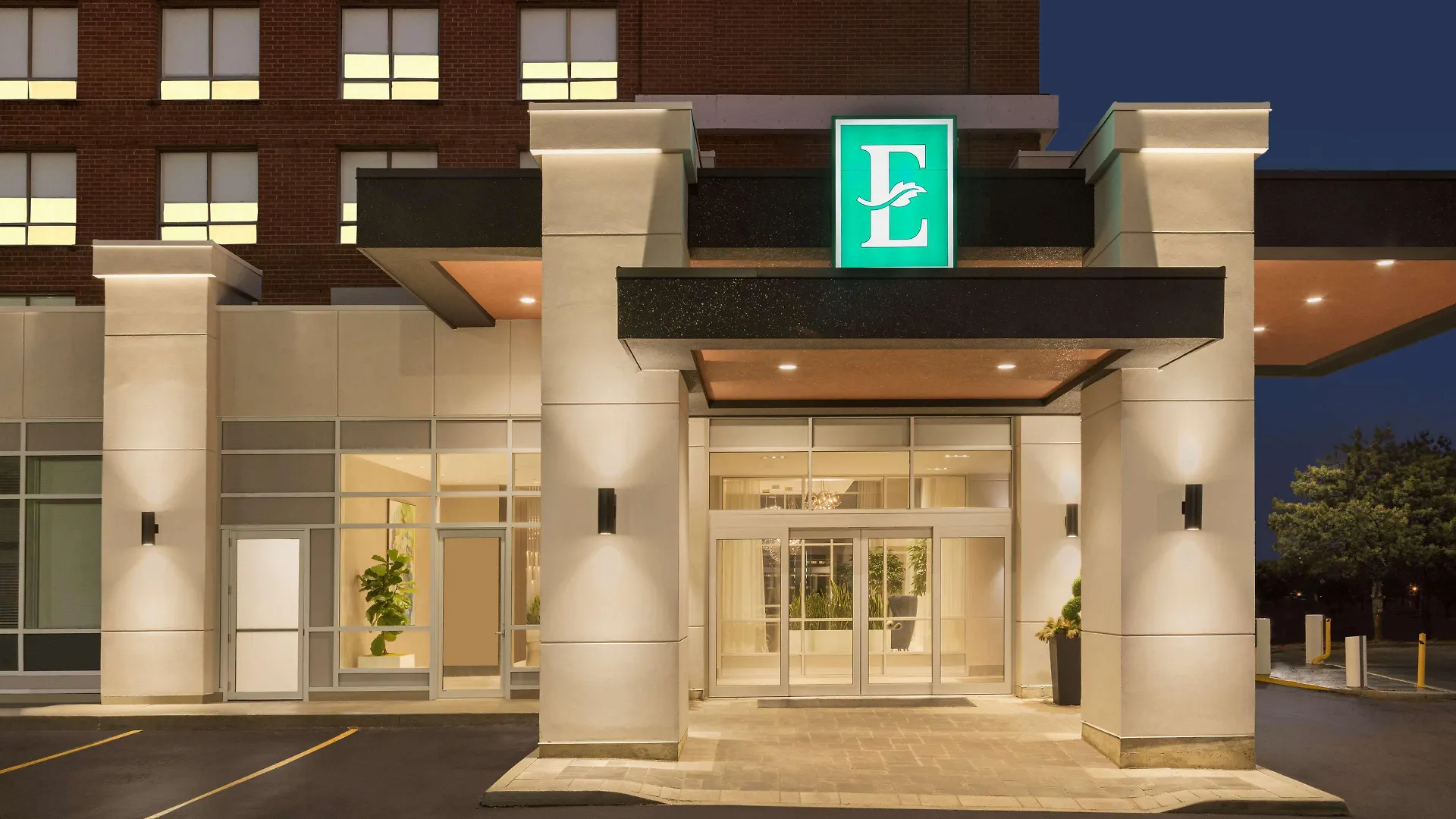 Embassy Suites By Hilton Toronto Airport 4*,