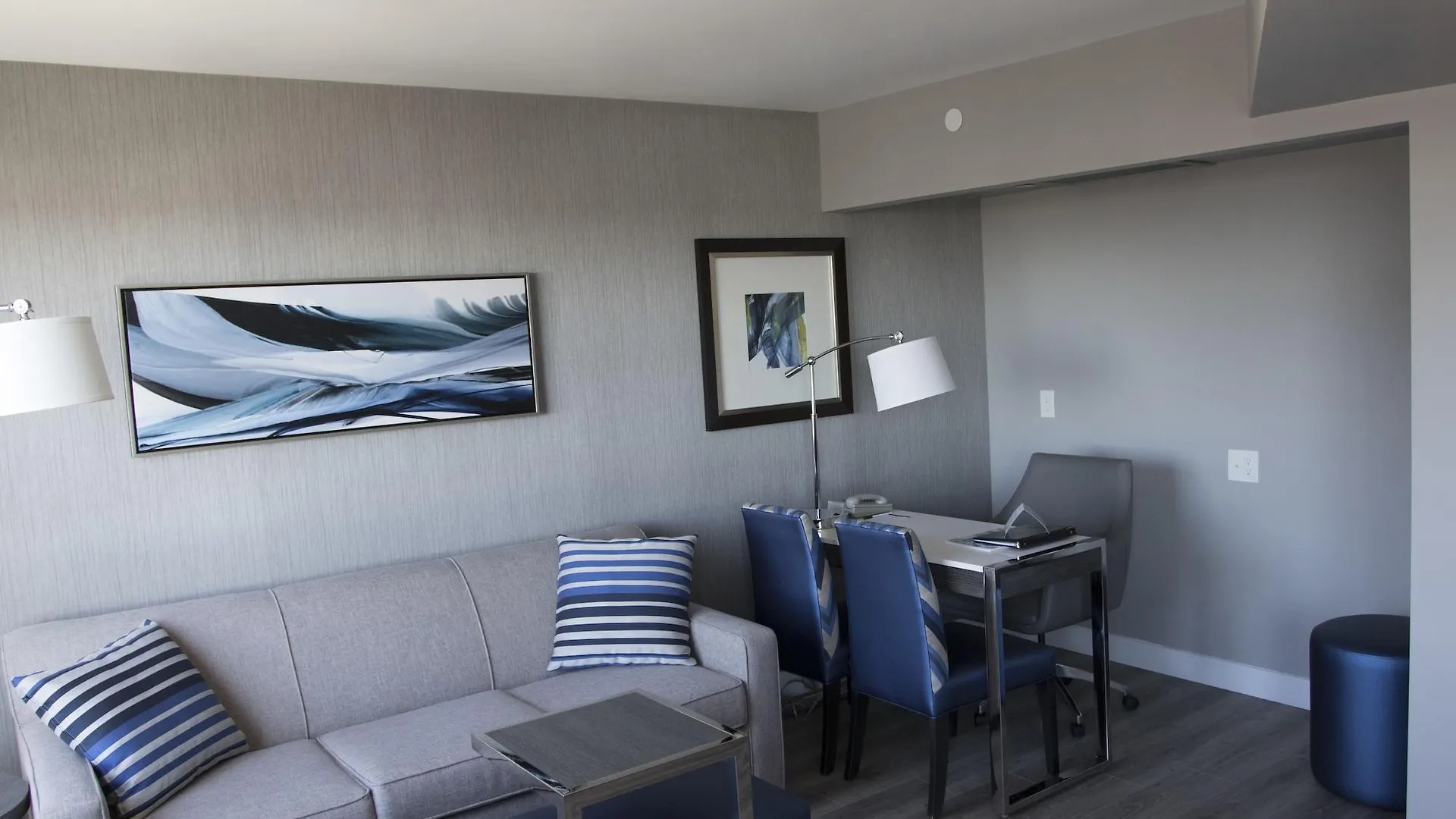 Hotel Embassy Suites By Hilton Toronto Airport