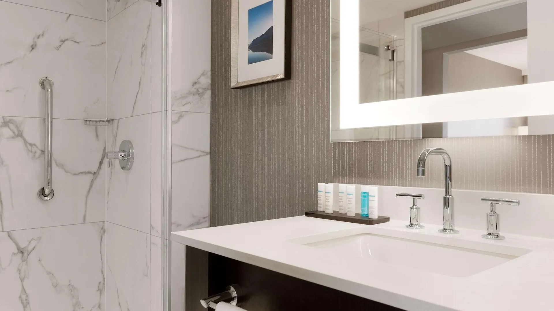 Embassy Suites By Hilton Toronto Airport 4*,