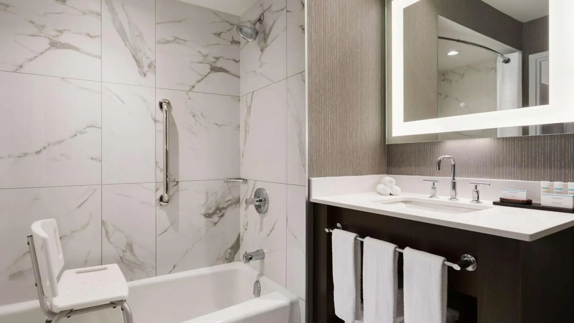 Embassy Suites By Hilton Toronto Airport 4*,