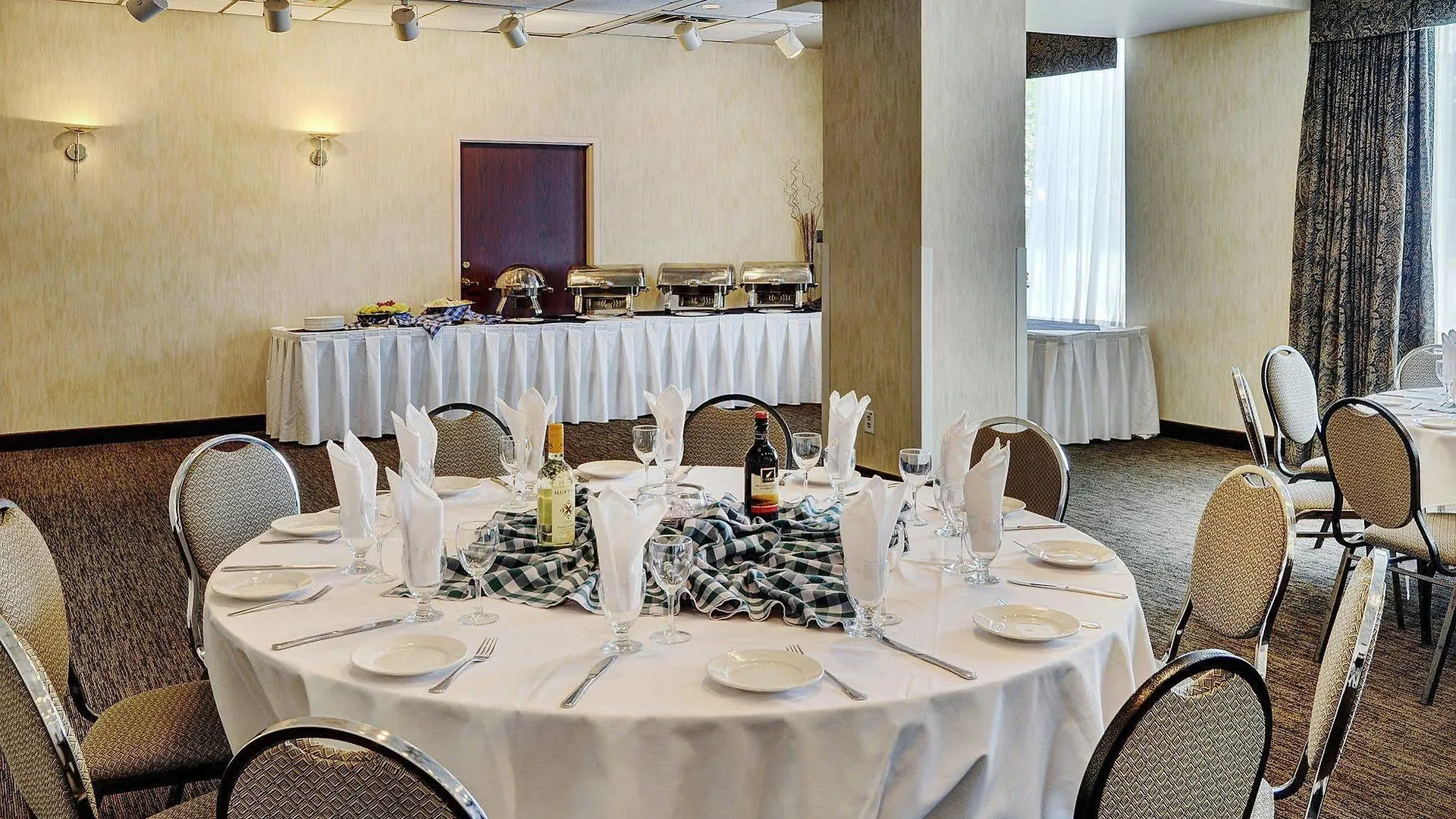 Hotel Embassy Suites By Hilton Toronto Airport